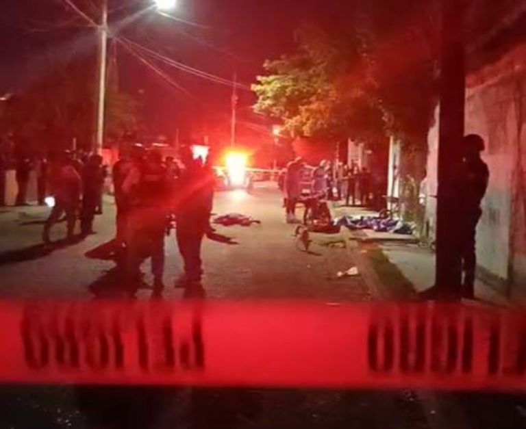 Los cuerpos de las víctimas fueron cubiertos con mantas azules