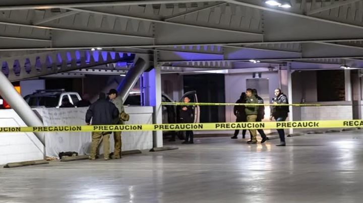 Abandonan restos humanos junto a narcomanta en estacionamiento de Plaza de Tijuana