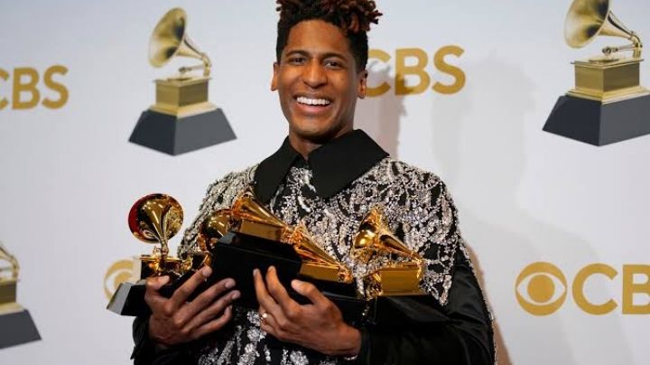 ¿Quién es Jon Batiste? Jazzista que entonará el himno nacional de EU en el Super Bowl LIX