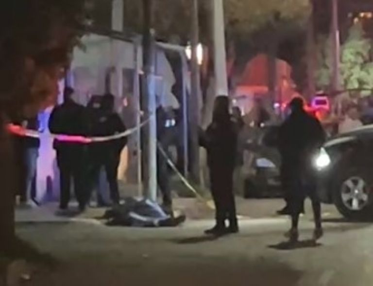 Uno de los fallecido quedó tendido en la vía pública