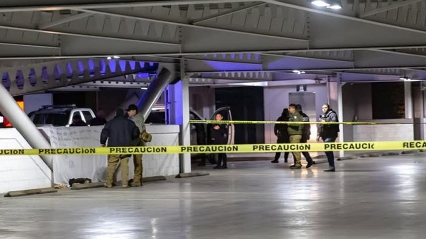 Abandonan restos humanos junto a narcomanta en estacionamiento de Plaza de Tijuana