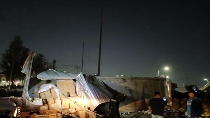 Sale volando: Tráiler cae de puente en el Circuito Exterior Mexiquense, en Ecatepec
