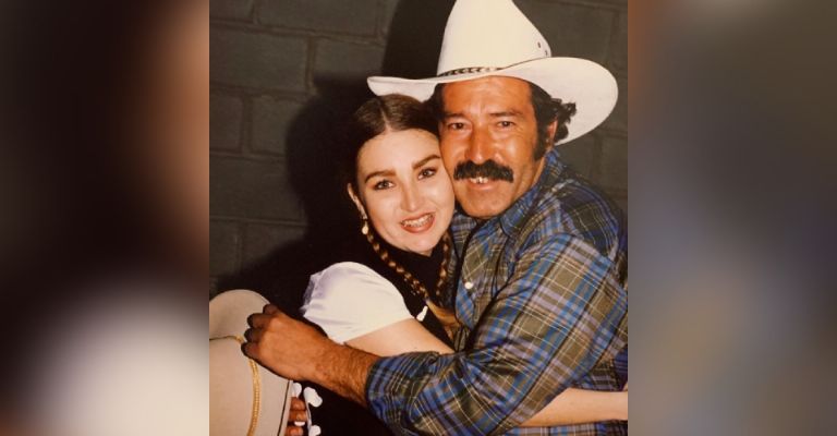 Alicia Villarreal de luto por muerte de su padre, Víctor Villarreal Martínez