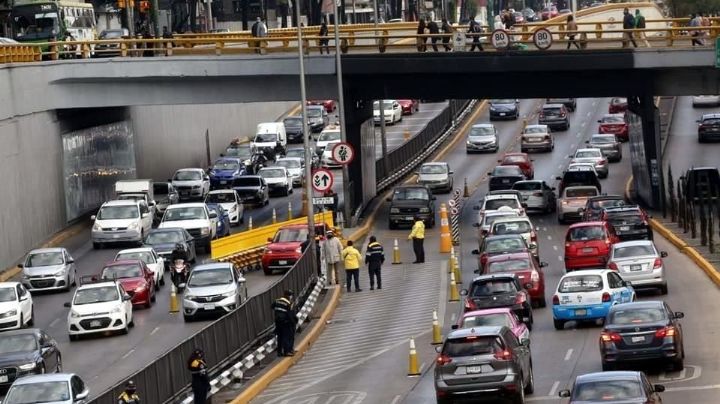 Caos en Circuito Interior: Tráiler choca contra árbol y joven cae de puente peatonal