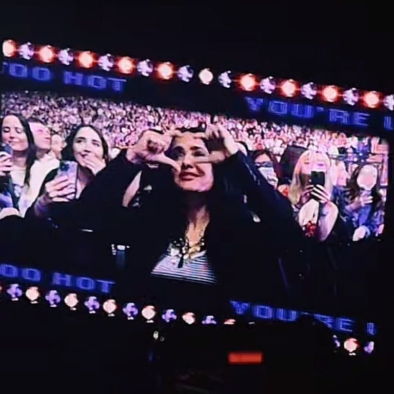 Salma Hayek es “arrestada” por Sabrina Carpenter durante un concierto en Londres