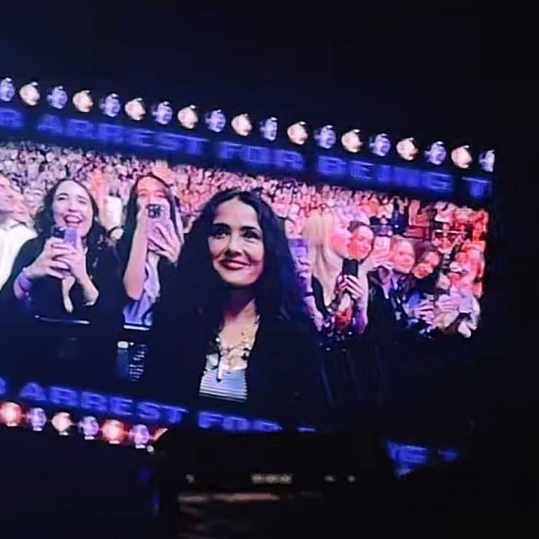 Salma Hayek es “arrestada” por Sabrina Carpenter durante un concierto en Londres