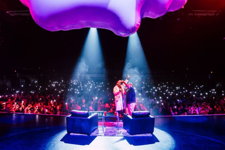 Iván ‘La Mole’ protagoniza momento viral tras caída de un misterioso paquete en su podcast