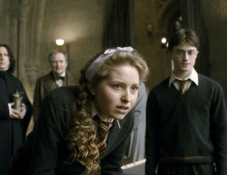    Los Ángeles, California. - Jessie Cave, conocida por su papel como Lavender Brown en la saga cinematográfica de Harry Potter, ha sorprendido a sus seguidores al anunciar a través de Instagram que abrirá una cuenta en OnlyF*ns dedicada exclusivamente a su cabello.   La actriz británica de 37 años publicó un video el lunes donde se le ve cepillando sus largos mechones castaños claros, explicándole a un hombre fuera de cámara, presuntamente su pareja, el comediante Alfie Brown, que planea crear "contenido sensorial" centrado en su cabello.   "Estoy comenzando un OnlyF*ns para mi cabello", anunció Cave, admitiendo con humor que "es un nicho incluso para mí". A pesar de lo peculiar de la propuesta, alentó a sus seguidores a unirse a ella en lo que describió como "este extraño nuevo viaje".   El hombre en el video, sorprendido, le preguntó si había investigado sobre este tipo de contenido. Cave, sin titubear, respondió: "No", pero afirmó con confianza que los suscriptores "quieren escuchar los sonidos" del cepillado y el movimiento de su cabello.   "¡Bueno, no lo regales!", exclamó Alfie, al ver cómo Jessie demostraba lo que planea ofrecer en la plataforma. Ella replicó: "Necesito decirle a la gente lo que ofrezco".   Con una mezcla de nervios y humor, la actriz declaró que "esto podría hacer mucho dinero", dejando claro que su contenido estará enfocado en la estética capilar y no incluirá desnudos. "No habrá pies ni traseros", aseguró.   Su biografía en OnlyFans refuerza este mensaje: "Ex actriz, escritora, garabato de Harry Potter y ahora especialista en cabello largo de OnlyFans. Hago CONTENIDO DE CABELLO DE NICHO que puede que te guste bastante. ¡Qué mágico! Los búhos caen casi todos los días".   Para aquellos interesados, Cave también invitó a sus futuros suscriptores a enviarle mensajes directos con peticiones específicas relacionadas con su cabello. "Si tienes algo de cabello, este es el lugar para ti", afirmó con un guiño cómplice.   La noticia ha desatado una ola de reacciones en redes sociales, donde muchos celebran la creatividad y el humor de Cave, mientras otros se muestran curiosos sobre qué tipo de contenido ofrecerá exactamente. Lo que está claro es que la actriz ha logrado, una vez más, captar la atención del público con su estilo auténtico y desenfadado.   Fuente: Tribuna 