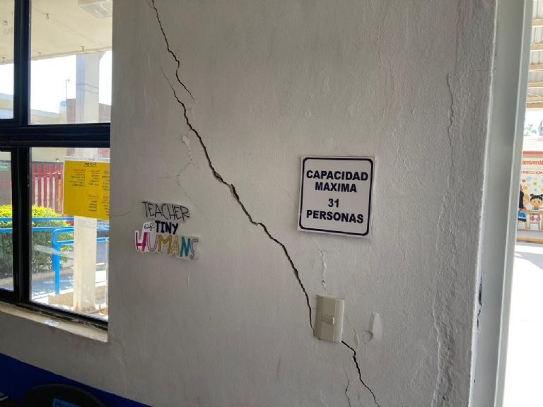 Madres de familia cierran jardín de niños por fallas estructurales