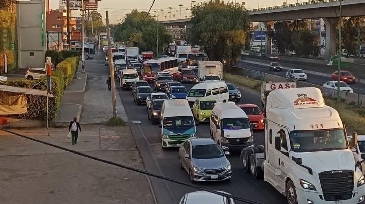 Caos en la autopista México-Querétaro por volcadura de tráiler en Perinorte