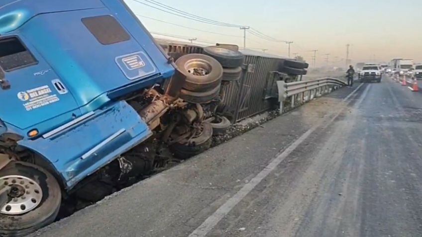 Caos en el Circuito Exterior Mexiquense: Volcadura de tráiler provoca cierre en el KM 26
