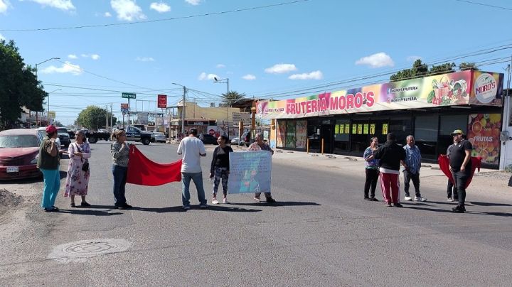Ciudad Obregón: Vecinos de la Municipio Libre bloquean calle Jalisco por problemas de drenaje