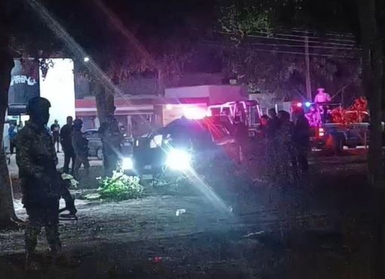 El vehículos de las víctimas chocó contra un árbol