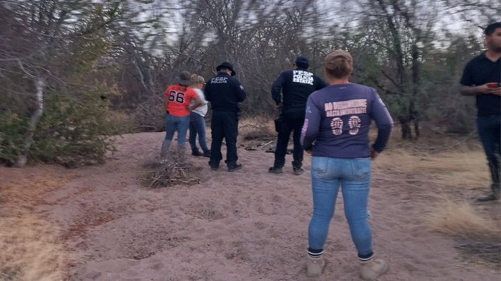 Buscadoras hallan un cuerpo enterrado en fosa clandestina del Valle de Guaymas