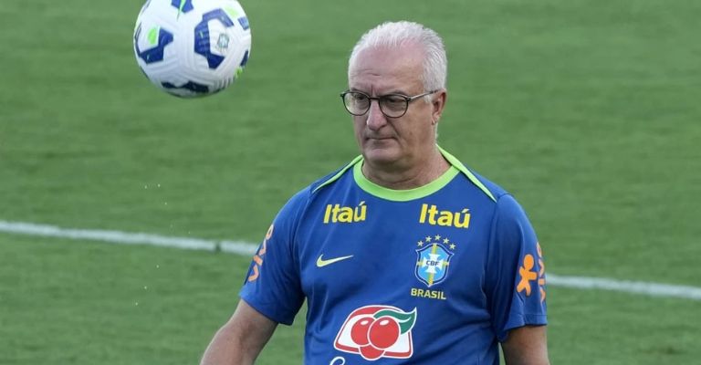 Júnior busca acomodar sus piezas de la mejor manera