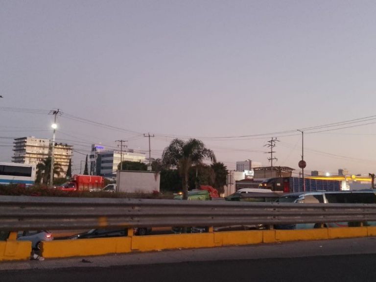 Bloquean carretera Atlixco-Puebla