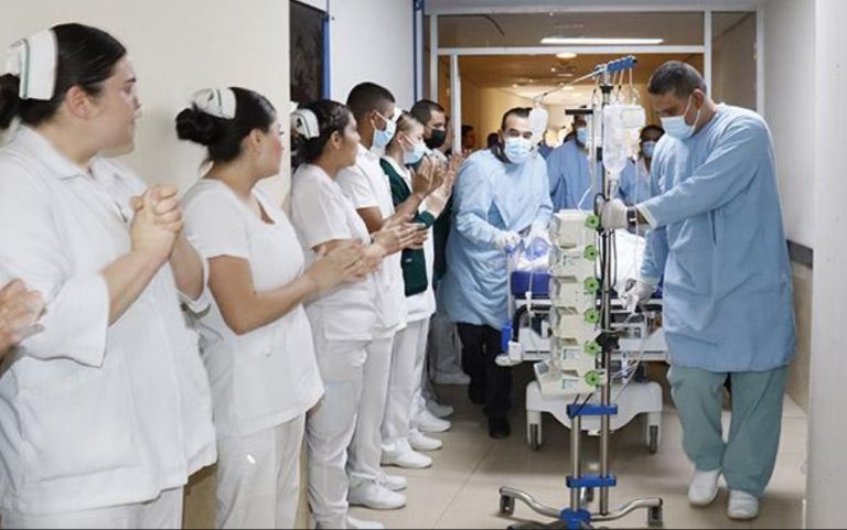 En honor a Catalina 'N' y sus familiares, personal del hospital efectúa Pasillo del Honor 