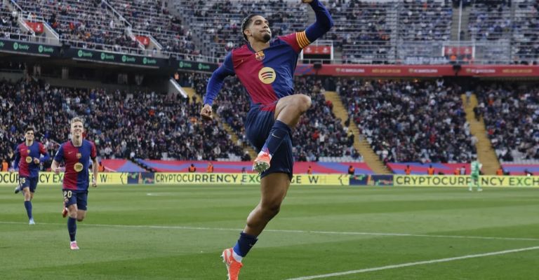 Araújo celebra su tanto para los culés