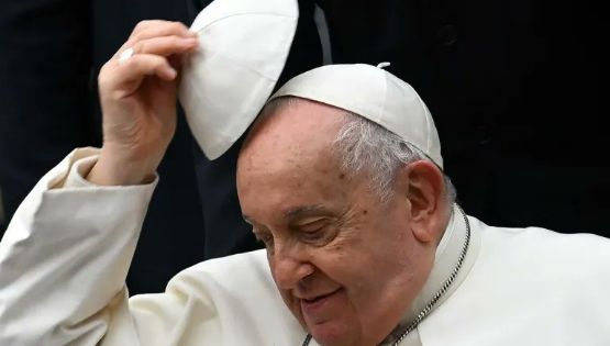 Papa Francisco continúa hospitalizado; Vaticano analiza logística para Semana Santa