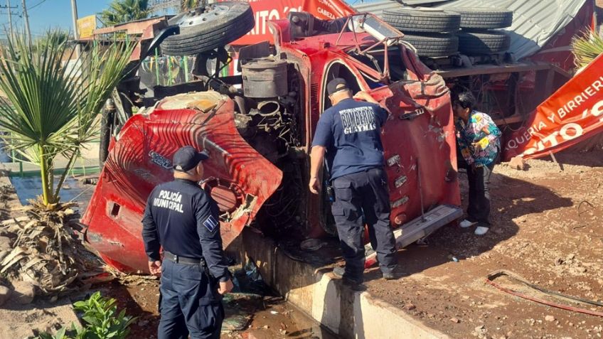 Pipa de bomberos de Guaymas protagoniza brutal accidente; niño y adulto están graves