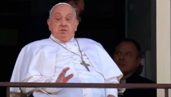 Papa Francisco saluda a feligreses y regresa al Vaticano después de 37 días hospitalizado