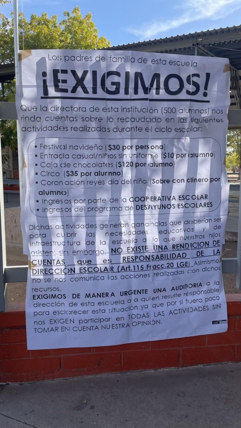 Las madres manifestantes colocaron una lona en la entrada del plantel