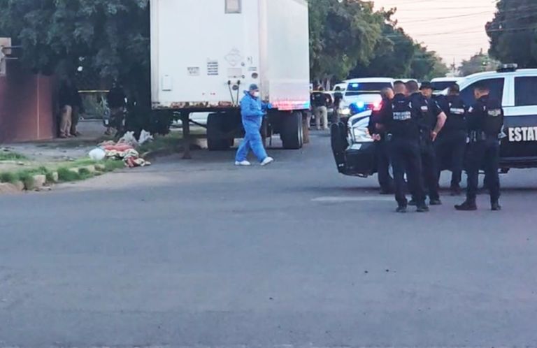 El cuerpo encobijado fue dejado entre la banqueta y la calle