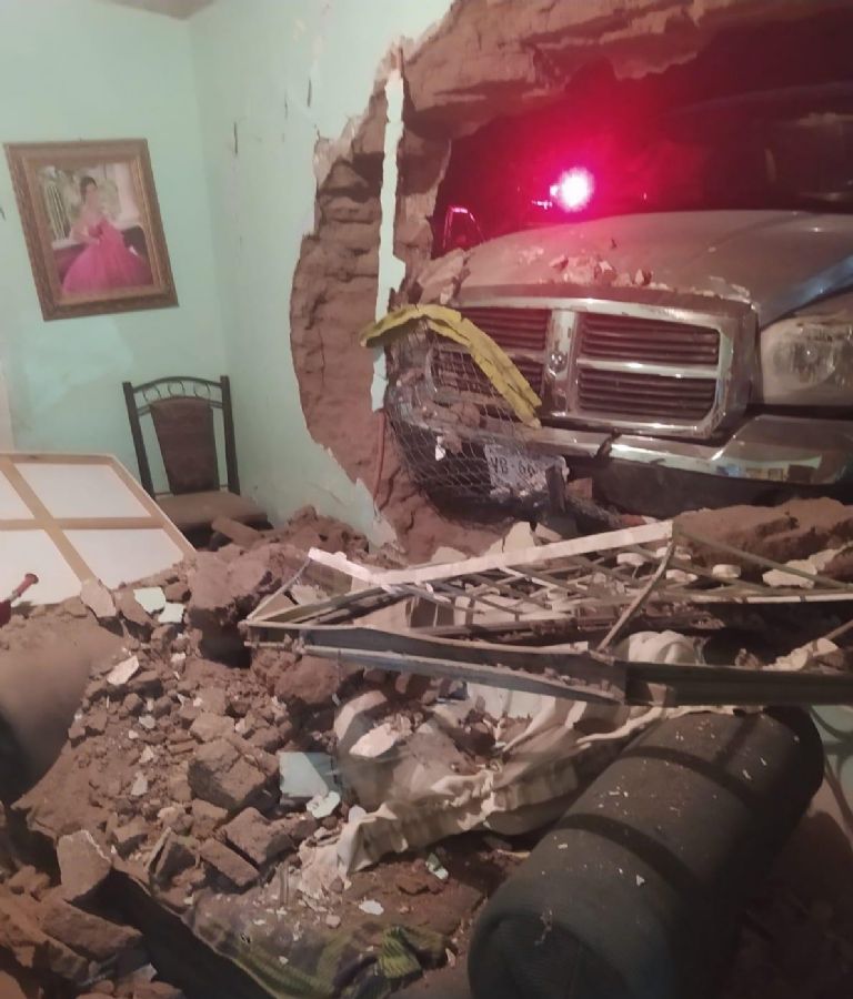 La camioneta por poco se mete a la vivienda