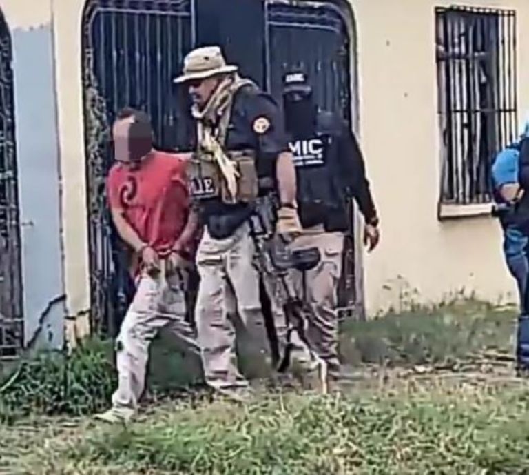 La persona detenida durante el cateo de la vivienda