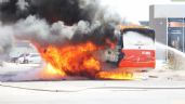 Foto ilustrativa de la nota titulada VIDEO: Fuerte incendio devora camión urbano en Hermosillo; pasajeros lograron escapar
