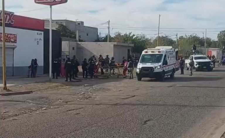Socorristas suben a la víctima a la ambulancia