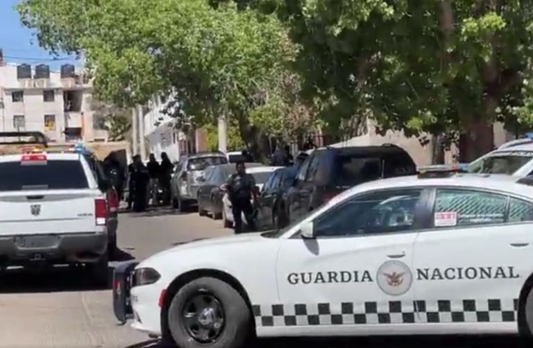 Sujeto agrede a policías y después se esconde en un domicilio particular 