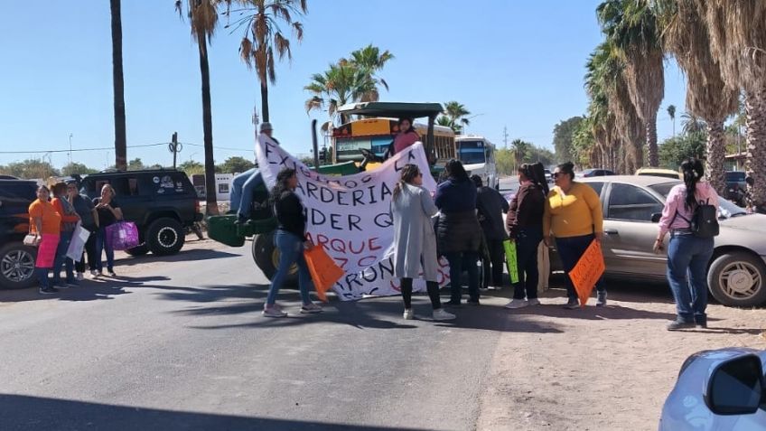 Madres de familia bloquean calle Fresno por cierre de kínder en Ciudad Obregón 