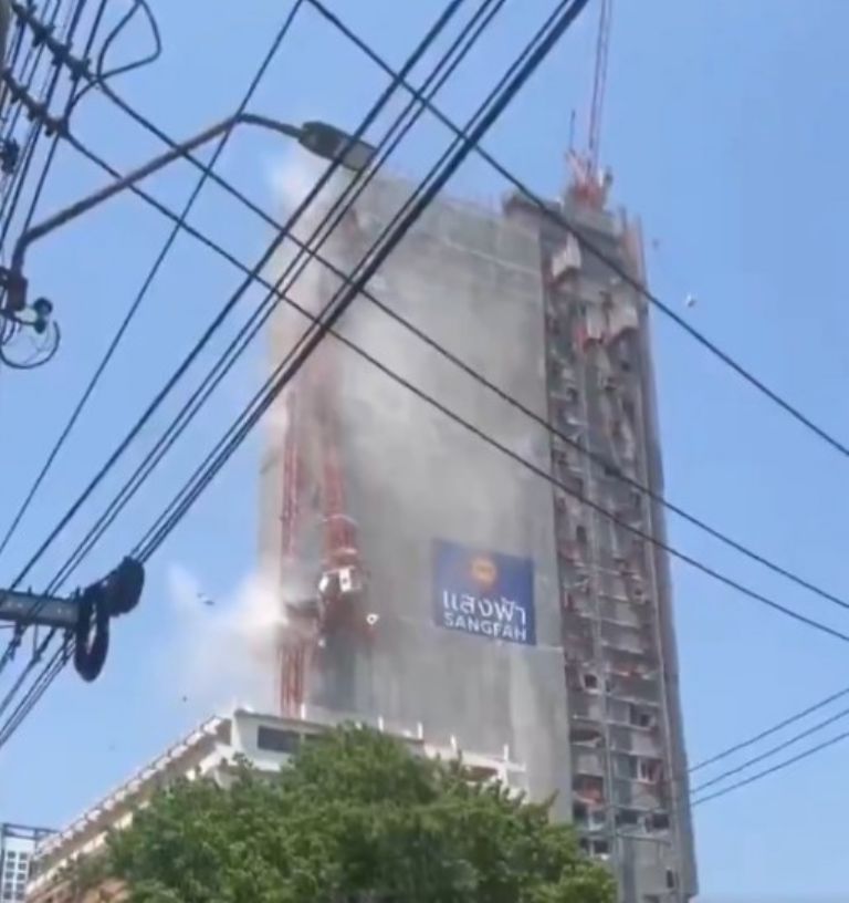 Edifico colapsa tras terremoto de magnitud 7,7