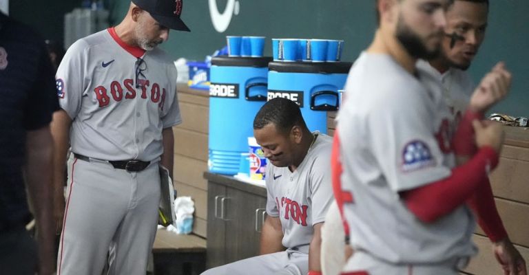 El manager Alex Cora dialoga con su jugador