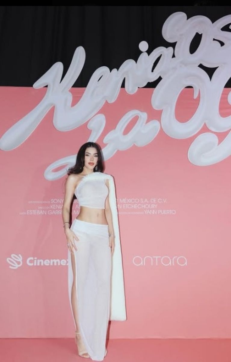 Kenia Os se presentó en la alfombra roja de la premiere de su película
