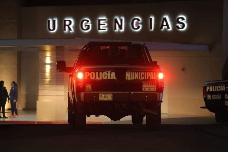 Mujer baleada es trasladada a nosocomio de Ciudad Obregón. Foto: Facebook
