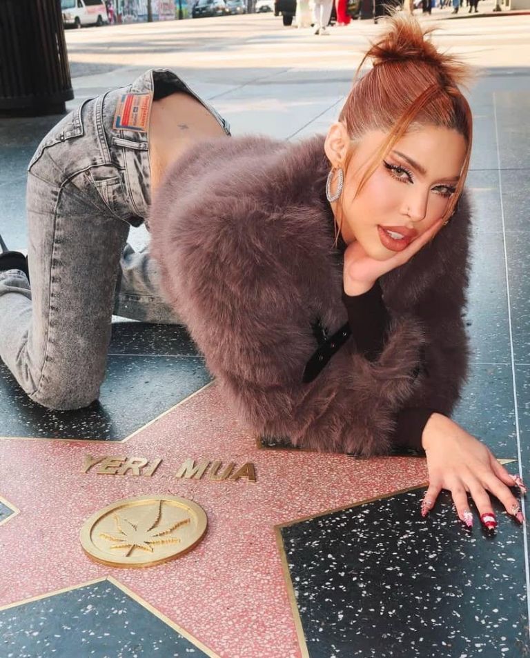 Previamente Yeri Mua había subido una foto posando en una estrella con su nombre