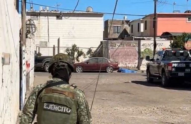 El cuerpo del fallecido fue cubierto con una sábana azul