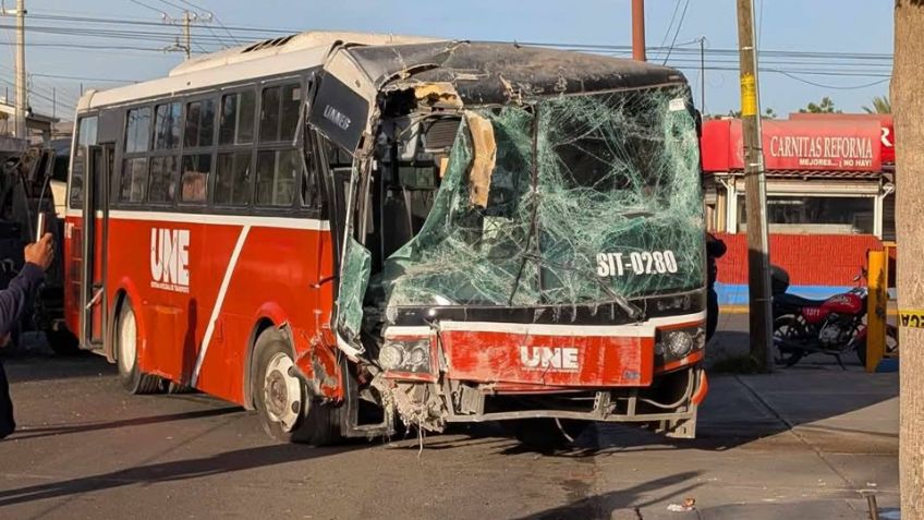 Camión urbano de Hermosillo se impacta contra vivienda tras choque con auto; hay 6 heridos