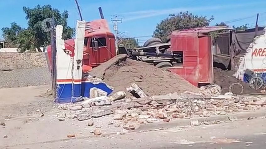 Accidente en Ciudad Obregón: Vehículo de carga derriba muro y lesiona a motociclista