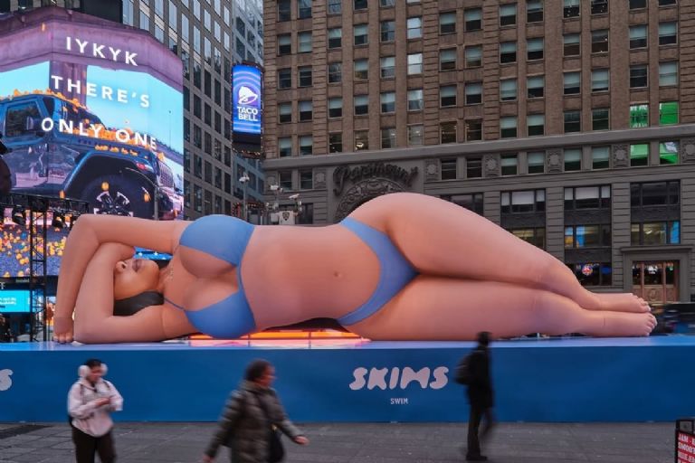 ¡Kim Kardashian de 18 metros! Así es la tremenda publicidad de la socialité en NY