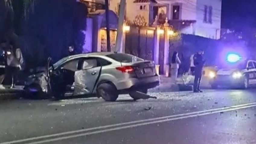 Fuerte accidente en Ciudad Obregón: Joven pierde en control de su auto y derriba 2 postes