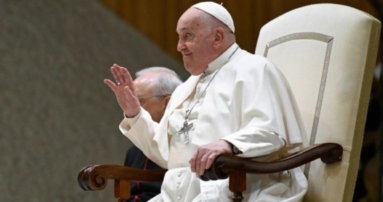 El Vaticano anunció que el Papa Francisco presentó 'una buena respuesta a la terapia'