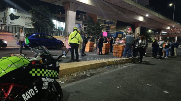 VIDEO: Motociclistas salen volando de puente sobre Periférico y Ermita Iztapalapa, en CDMX