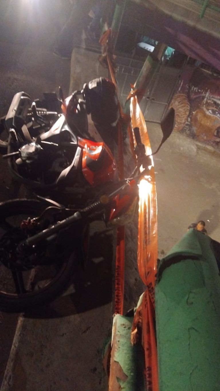 Motociclistas caen de puente en Iztapalapa