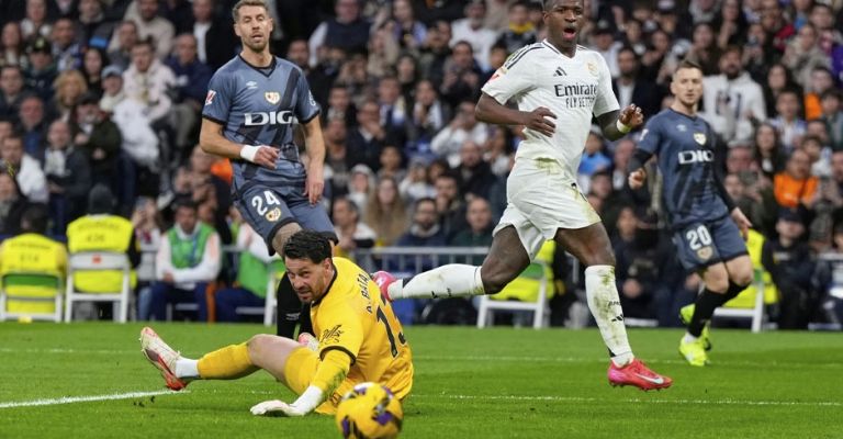 El brasileño vence al portero del Rayo