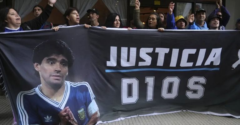 Aficionados a las afueras del tribunal en Buenos Aires