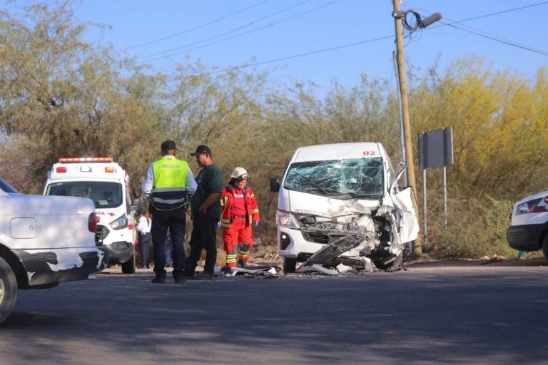 El auto tipo van quedó con la parte frontal dañada