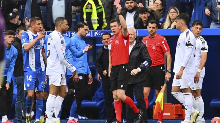 El Real Madrid se sobrepone a la expulsión de Mbappé y derrota al Alavés